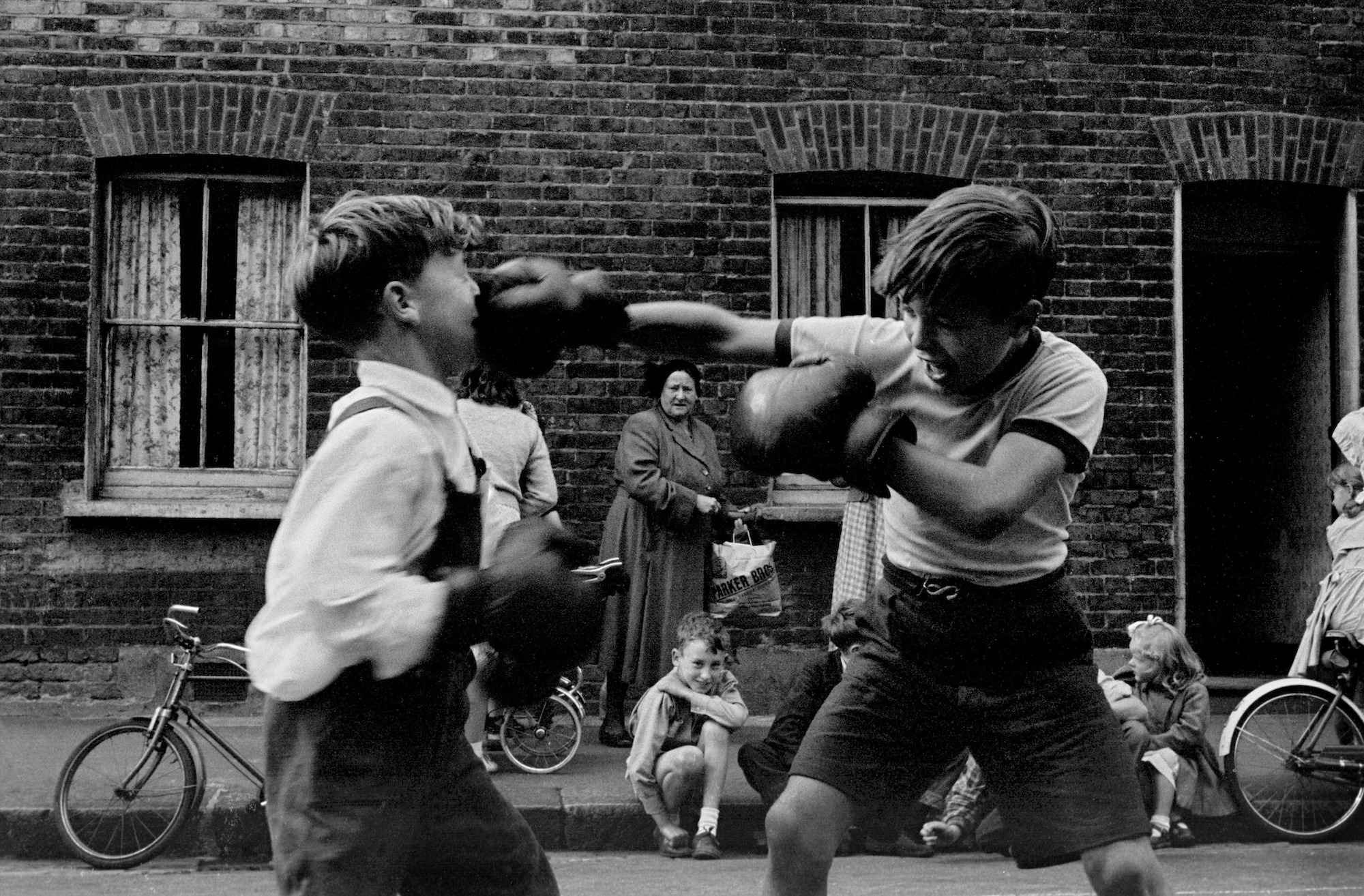 Boxing match between children, Lambeth, London, England, 1955. © Frank Horvat