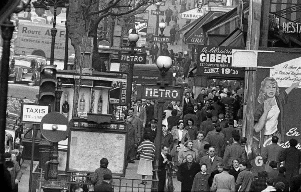 Paris by telephoto lens, Strasbourg-Saint-Denis metro station, 1956. © Frank Horvat