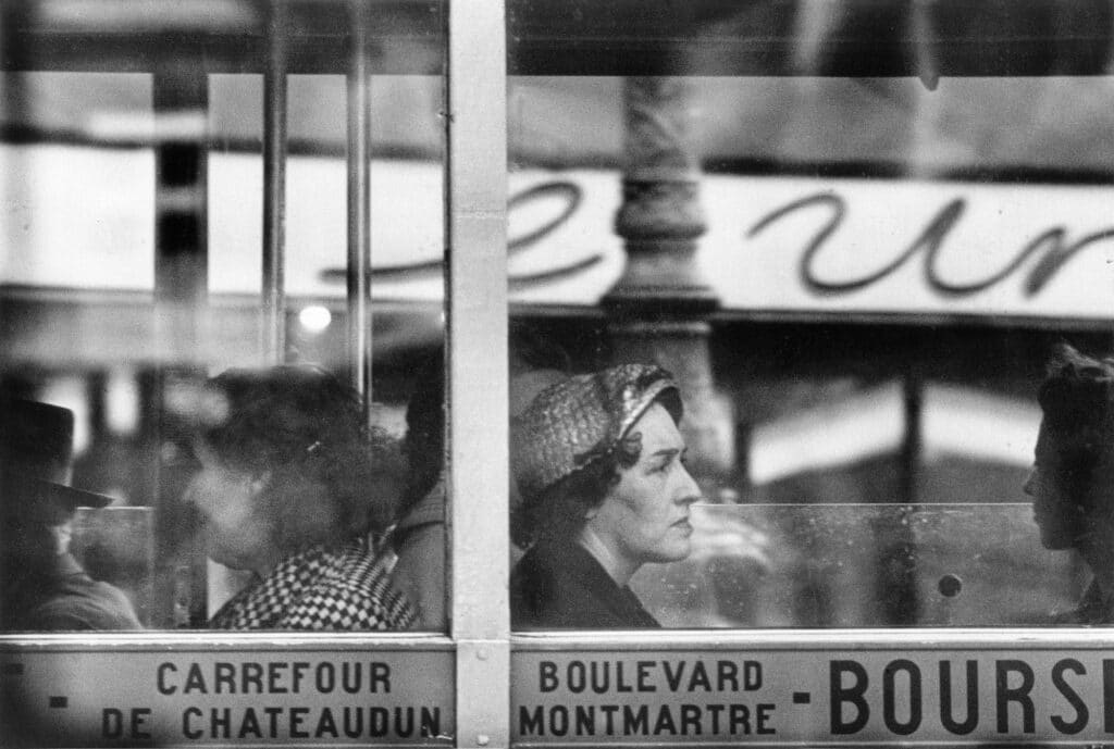 Paris by telephoto lens, bus, 1956 © Frank Horvat