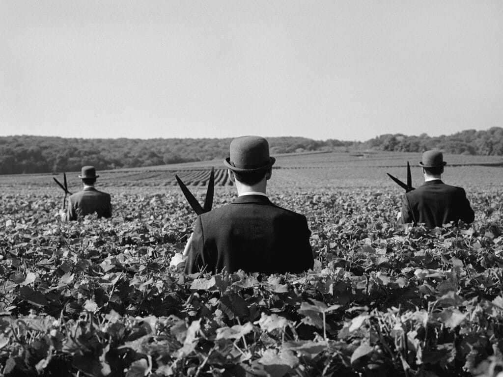 Trois hommes au sécateur n° 1, Reims, France, 1997 © 2023 Rodney Smith Ltd, avec l'aimable autorisation de la succession de Rodney Smith