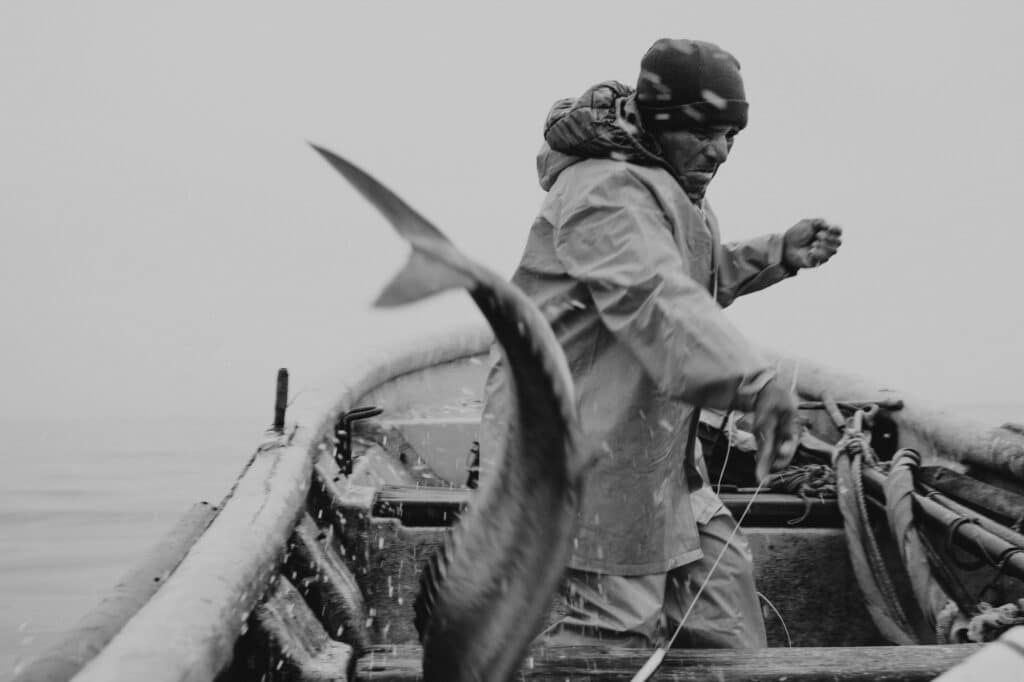 Au milieu de l'océan, Domingo attrape un gros poisson. Série 5 miles. © Gaston Bailo