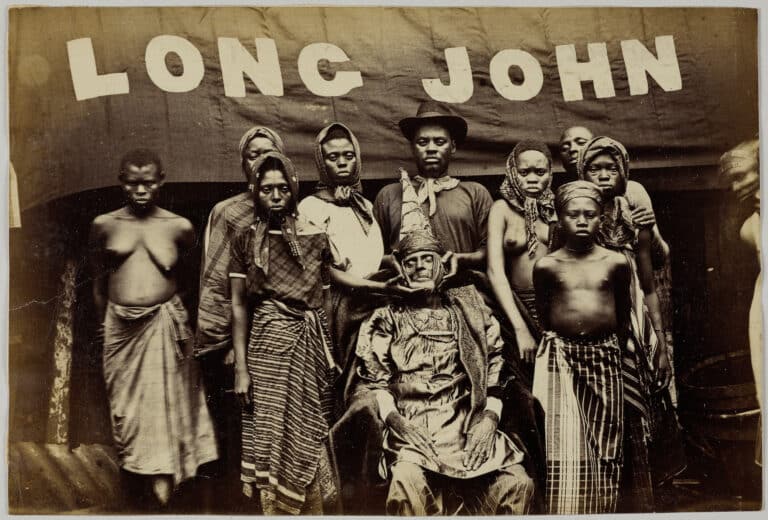 Jonathan Adagogo Green, Dernière photo du Chef Henry Long John. Derrière lui se tient son successeur, Nigeria, 1895 © Musée du quai Branly – Jacques Chirac