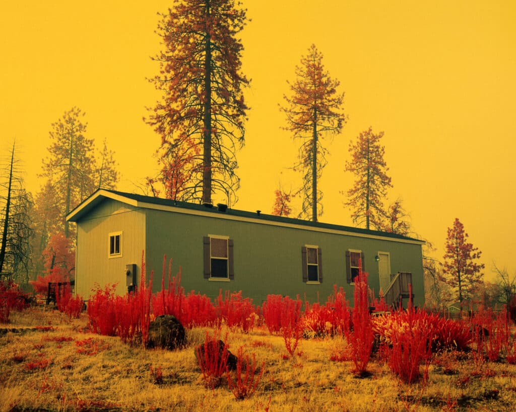 La maison de Tina Bakasek sur un terrain nouvellement acquis suite à Camp Fire. « C’est ici que j’ai rencontré mon premier amour, que je l’ai épousé. J’y a fondé ma famille, élevé mes enfants. Je me sens extrêmement chanceuse d’avoir survécu à Camp Fire, je ne voudrais quitter Paradise pour rien au monde. » Août 2021