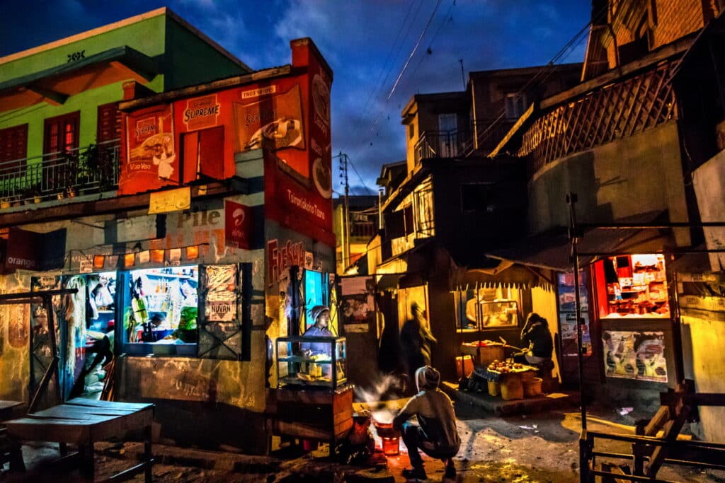 Madagascar, 2016. À Antananarivo, dans le quartier populaire de Manarintsoa, sans éclairage public, un cuisinier vend ses plats dans la rue. La survie dans la capitale est extrêmement dure, c’est une des villes les plus pauvres au monde. © Pascal Maitre