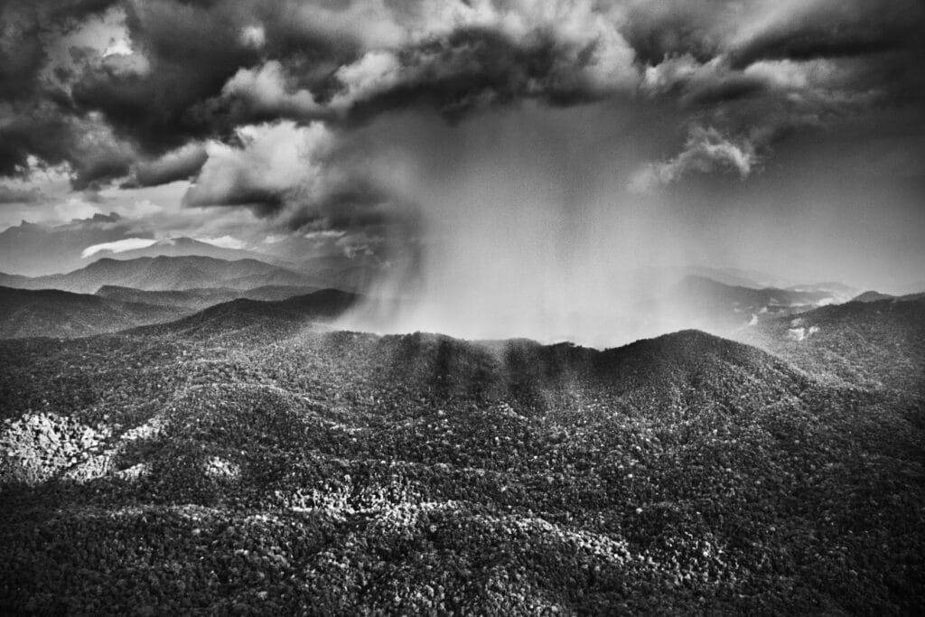 Dans la région, la pluie est si dense qu’elle donne à cette montagne de la chaîne de l’Imeri des airs de volcan. Municipalité de São Gabriel da Cachoeira, Territoire indigène Yanomami. État d’Amazonas, Brésil, 2018. © Sebastião Salgado