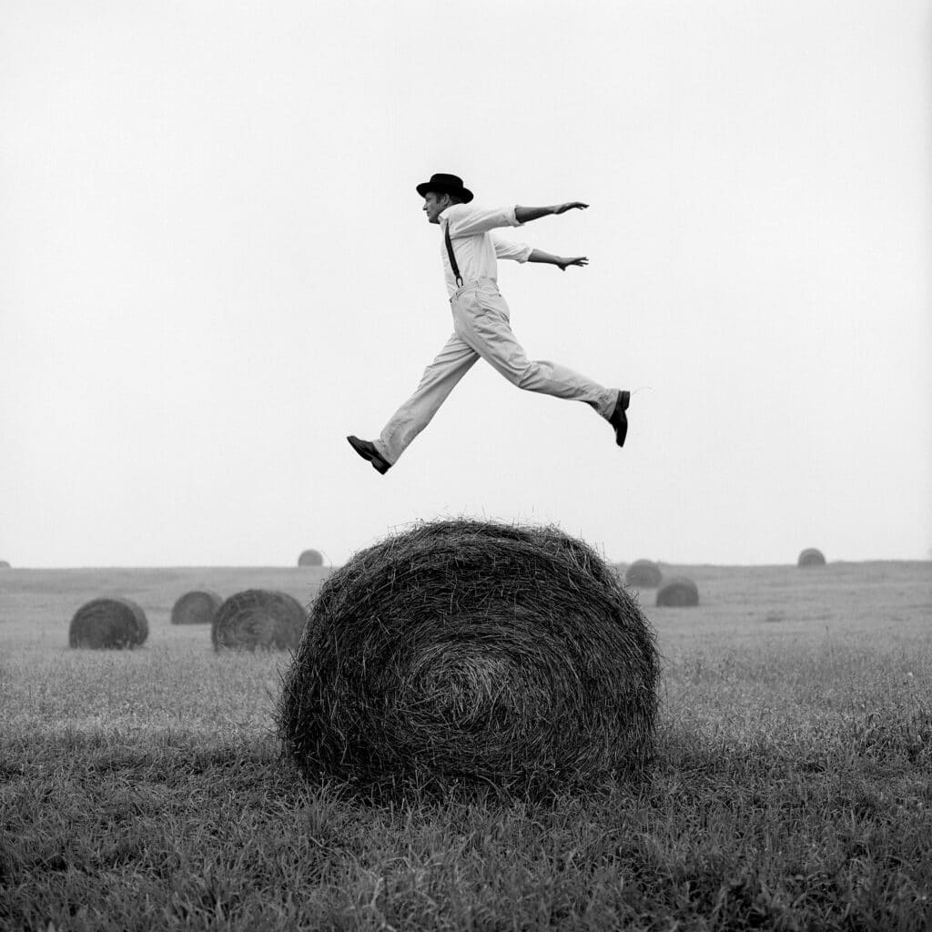 Don sautant au-dessus du rouleau de foin n° 1, Monkton, Maryland, 1999 © 2023 Rodney Smith avec l'aimable autorisation de la succession de Rodney Smith