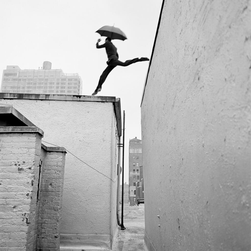 Reed sautant au-dessus d'un toit, New York, New York, 2007 © 2023 Rodney Smith Ltd, avec l'autorisation de la succession de Rodney Smith