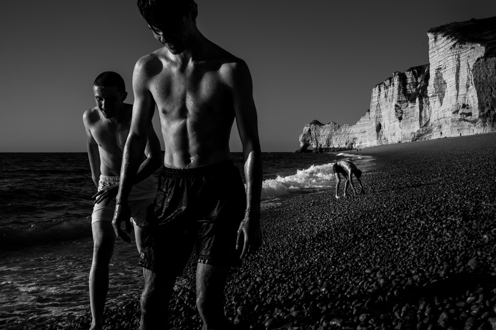 Jeunes cyclistes après leur fraiche baignade sur la plage de galets d'Étretat. © Romain Laurendeau