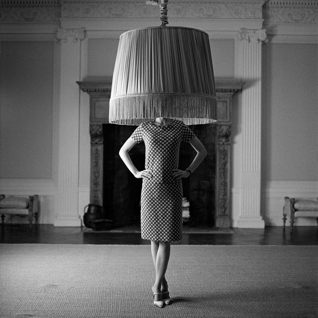 Viktoria sous l'abat-jour, Rhinebeck, New York, 2011 © 2023 Rodney Smith avec l'aimable autorisation de la succession de Rodney Smith