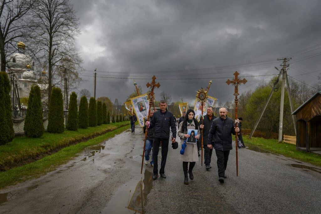 Les amis et la famille de Myron ont mené une procession depuis la maison familiale jusqu'à l'église locale pour une dernière bénédiction. Selon le rapport du médecin légiste, Myron Zvarychuk, prêtre orthodoxe ukrainien, a été abattu à bout portant d'une rafale de pistolet automatique dans le dos. 26 avril 2022 - Oblast d'Ivano-Frankivsk, Ukraine