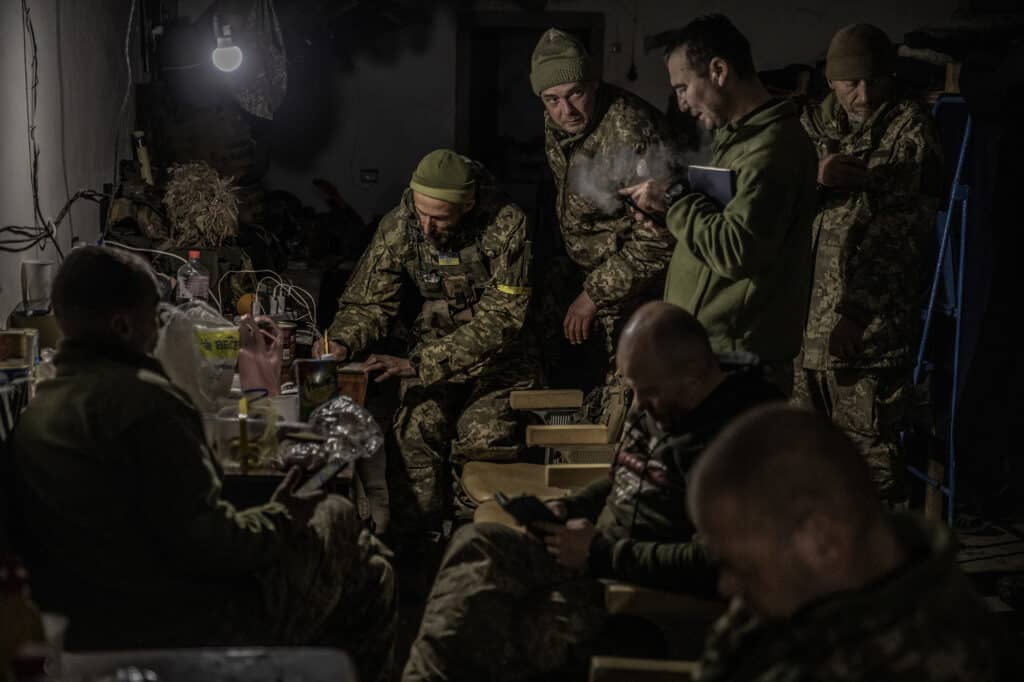 Des soldats ukrainiens de la 58e brigade préparent une opération dans un bunker de commandement. Bakhmut, région de Donetsk, le 5 novembre 2022. © Finbarr O'Reilly pour le New York Times