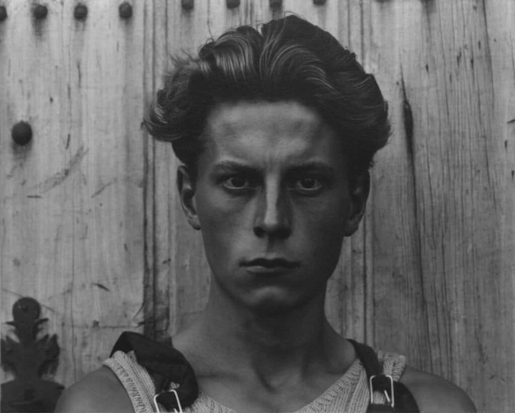 Paul Strand, Young boy, Gondeville, Charente, France, 1951, épreuve gélatino-argentique.