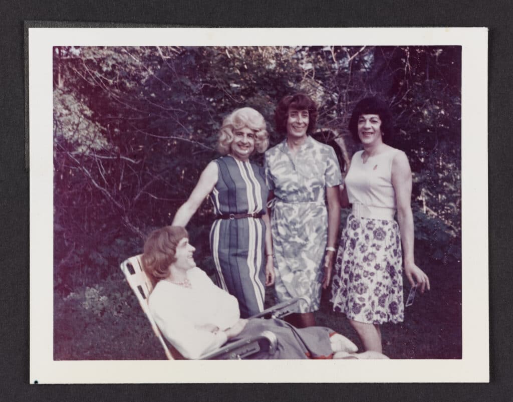 Anonyme. Susanna et trois ami·e·s dehors, tirage argentique, 1964-1969. Collection Art Gallery of Ontario, Toronto. Grâce aux généreux dons de Martha LA McCain, 2015. Photo © AGO.