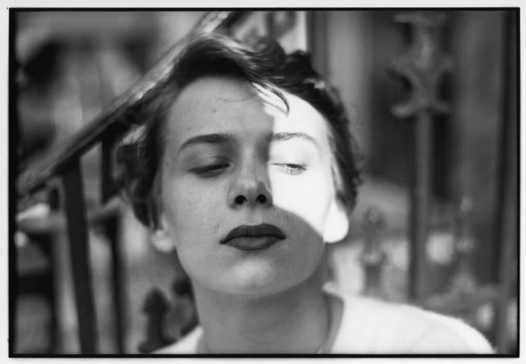 Saul Leiter. Ana, vers 1950. Avec l’aimable autorisation de la Saul Leiter Foundation.