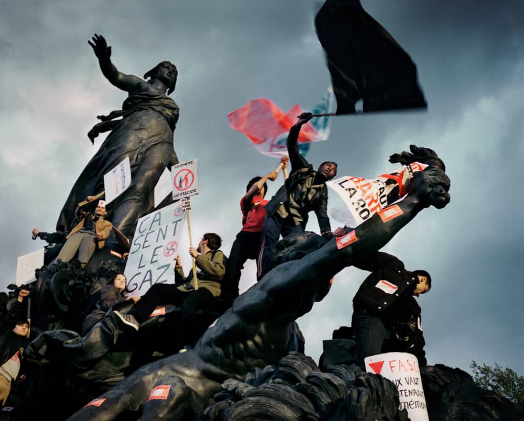 Manifestation anti-Le Pen place de la Nation à Paris, le 29 avril 2002. Avec l’aimable autorisation du photographe et Agence Vu’. © Guillaume Herbaut