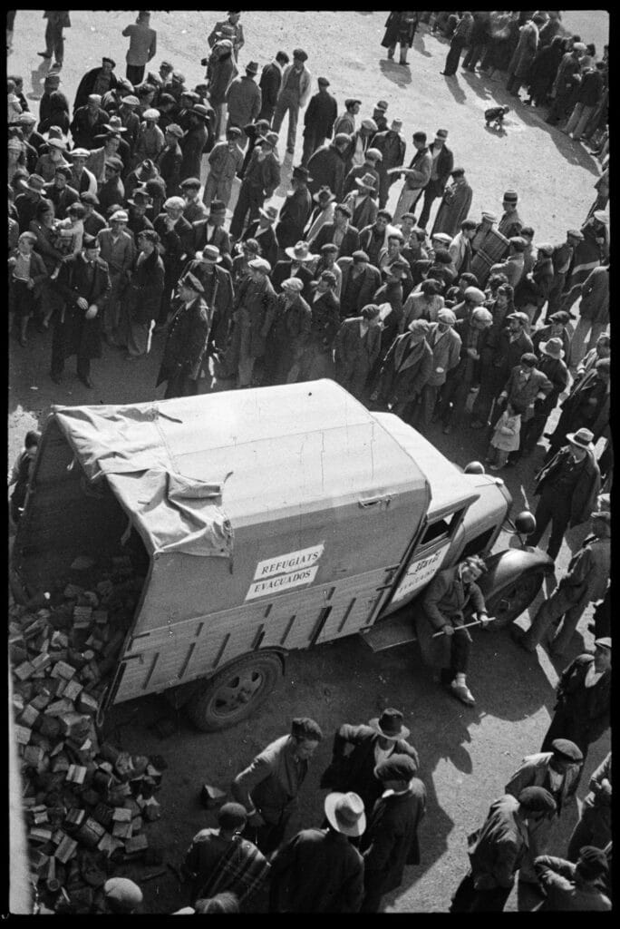 Arrivée des réfugiés de Malaga au stade de Montjuïc, février 1937 © Arxiu Campañà