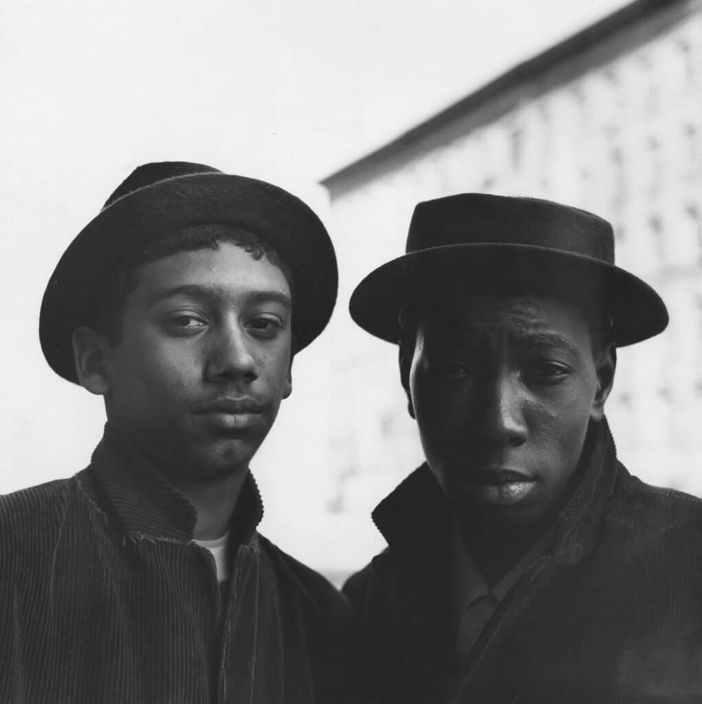 Gros plan sur deux hommes portant des chapeaux, série East 100th Street, 1966- 1968 © Bruce Davidson
