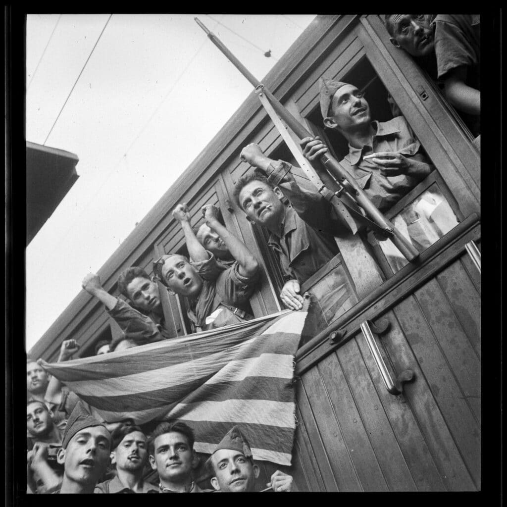 Anarchist and Poumist militiamen depart for the Aragon front from the Gare du Nord railway station, August 28, 1936 © Arxiu Campañà