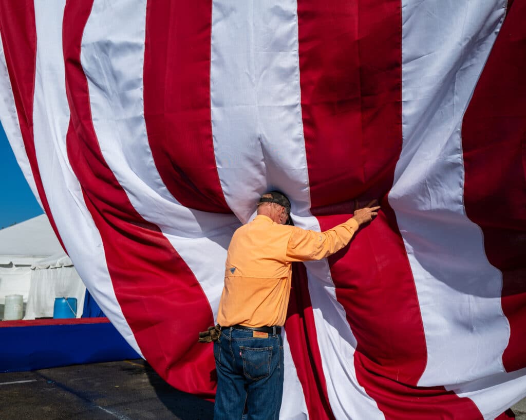 Lever de drapeau, 2022 © Debi Cornwall, Prix Elysée