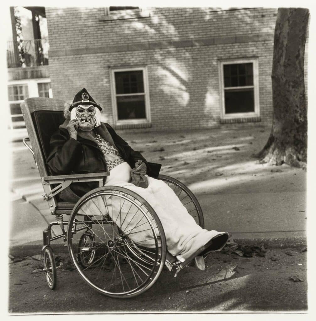 Femme masquée en fauteuil roulant, Pa. 1970 © The Estate of Diane Arbus Collection Maja Hoffmann / LUMA Foundation