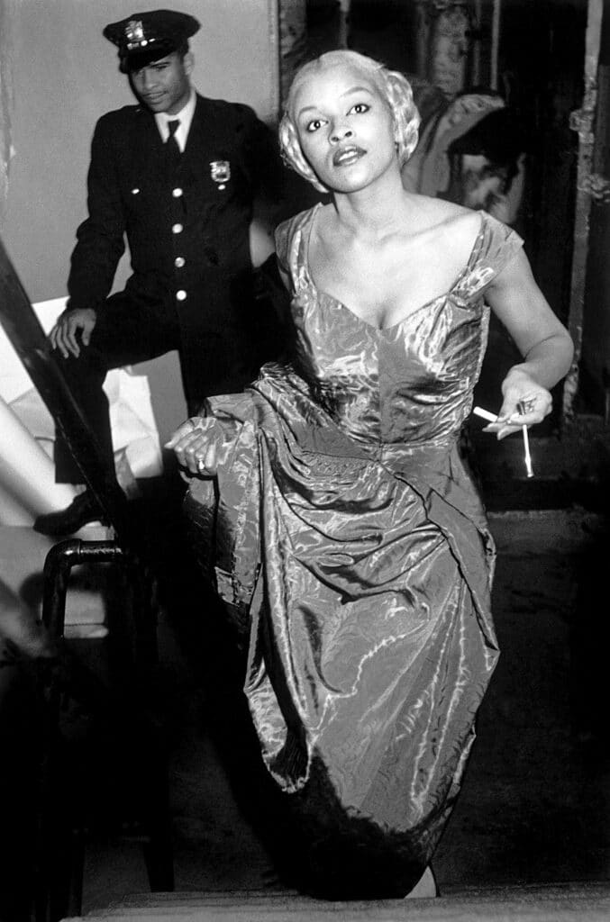 États-Unis. New York City. Harlem. Le mannequin Charlotte Stribling, alias "Fabulous", attend en coulisses le signal d'entrée pour présenter des vêtements conçus et fabriqués dans la communauté de Harlem. 1950.