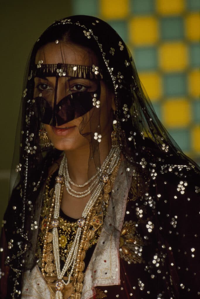 Émirats arabes unis. Abu Dhabi. 1970. Femme voilée dans un harem.