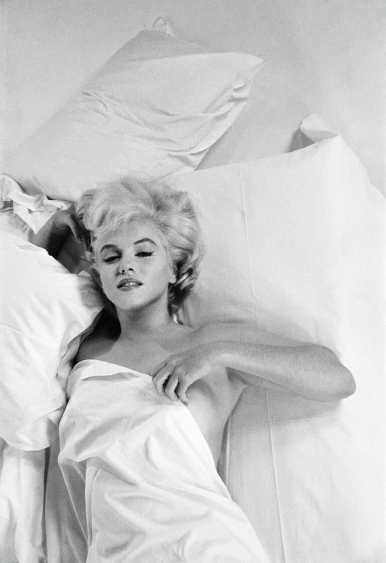 USA. Hollywood. US actress Marilyn MONROE resting between takes during a photographic studio session in Hollywood (Paramount Gallery), for the making of the film "The Misfits". Directed by John HUSTON (USA). Nevada. Screenplay by Arthur MILLER (USA). 1960.