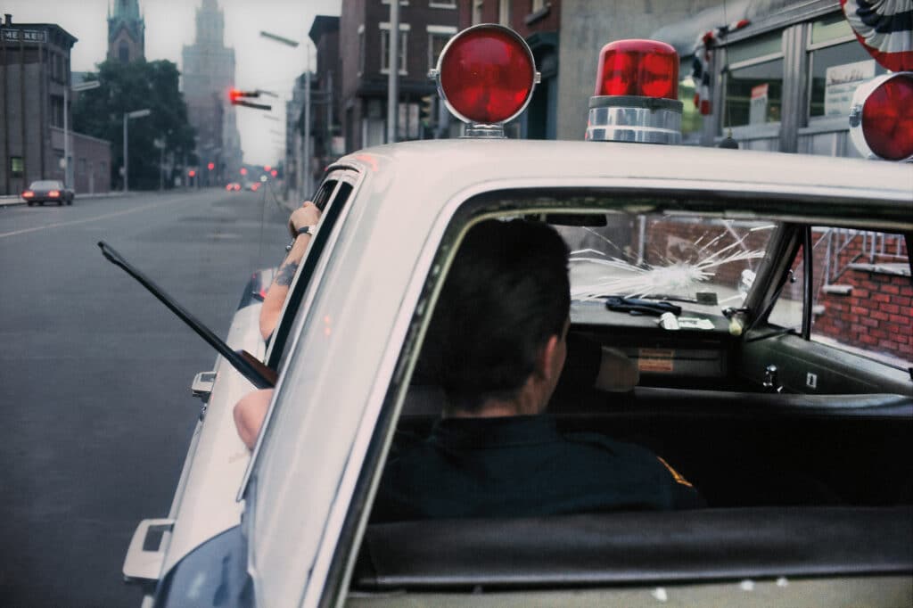 La police de Newark dans une voiture de patrouille, juillet 1967 © Bud Lee, Estate of Bud Lee