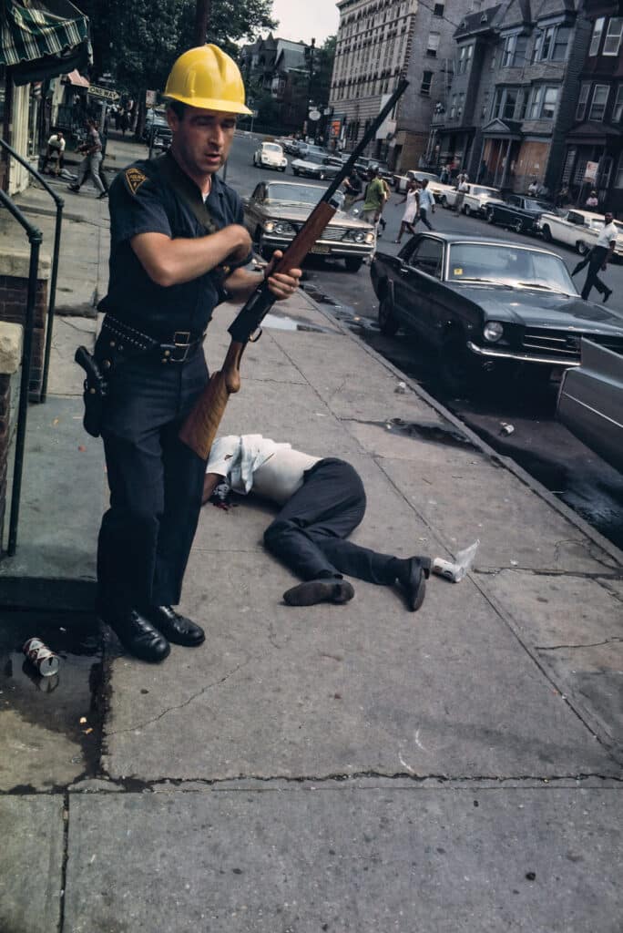 Un policier de Newark se tient au-dessus du corps de Billy Furr © Bud Lee, Estate of Bud Lee