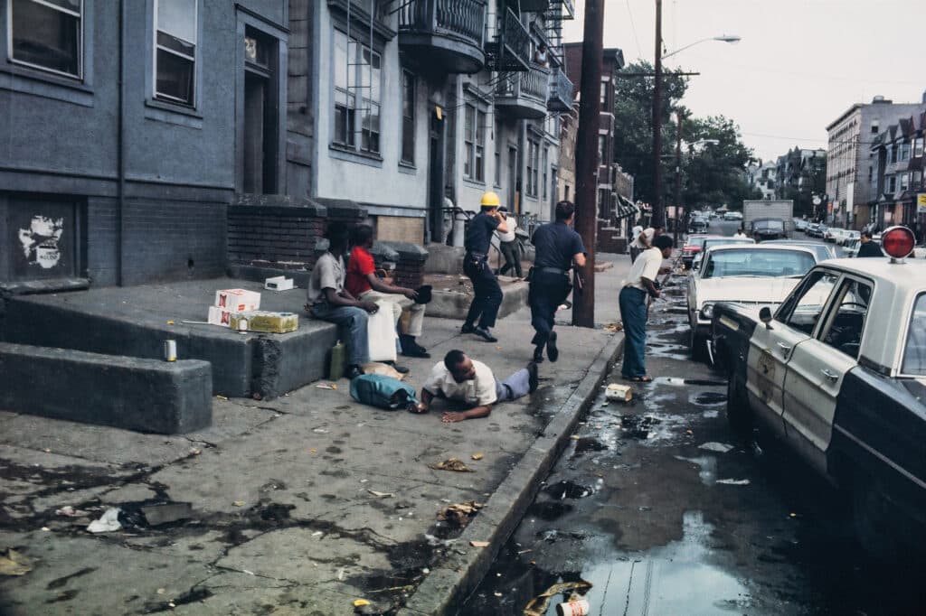 Les policiers de Newark tirent sur Billy Furr en fuite © Bud Lee, Estate of Bud Lee