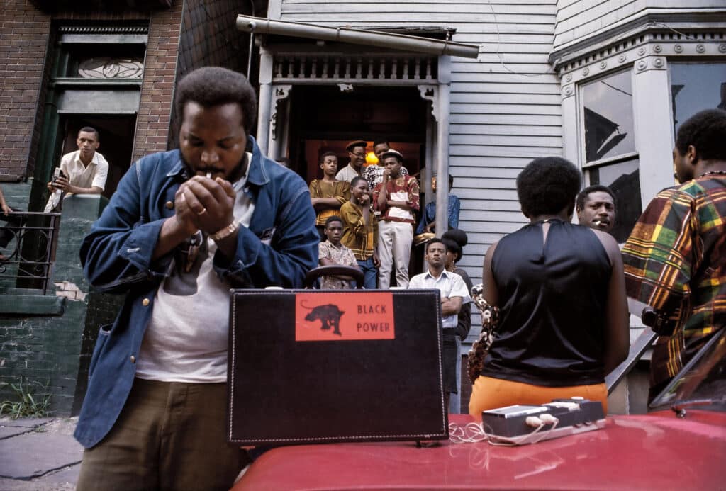 Devant la "Spirit House" d'Amiri Baraka à Newark, lors de la première conférence nationale Black Power © Bud Lee, Estate of Bud Lee