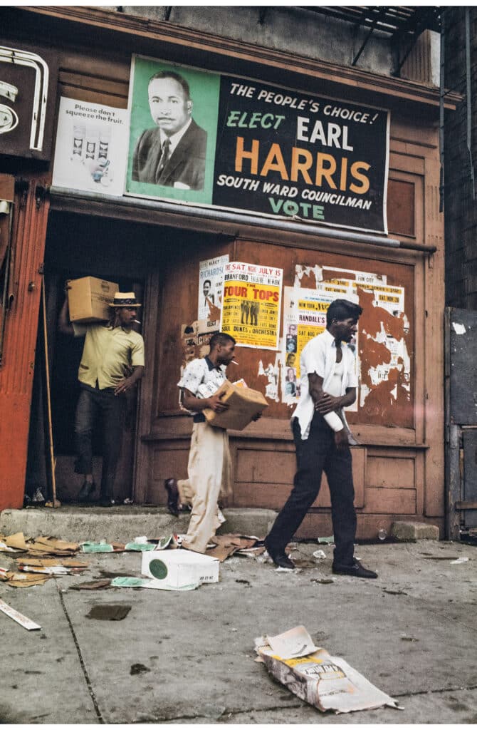 Billy Furr (à droite) et ses amis sortant de Mack Liquors sur Avon Avenue, Newark © Bud Lee, Estate of Bud Lee