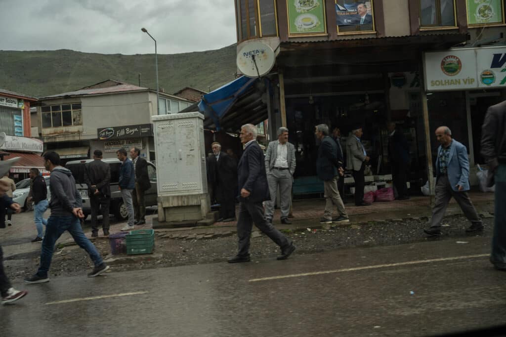 Des hommes se balladent dans une rue commerçante. Le 26 mai 2023, Kurdistan turc, Turquie. © Victorine Alisse