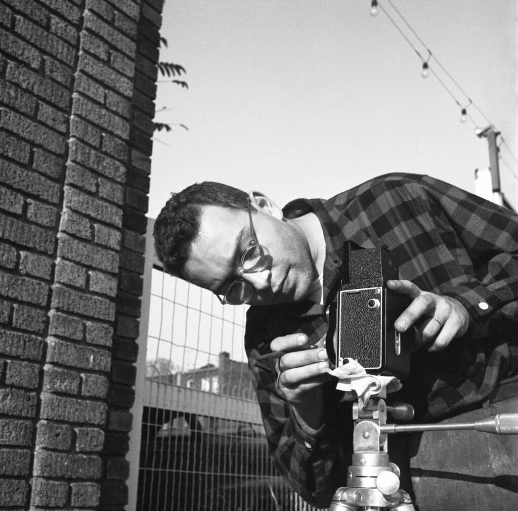 Harold Feinstein avec un Rolleiflex à Brooklyn, 1949.