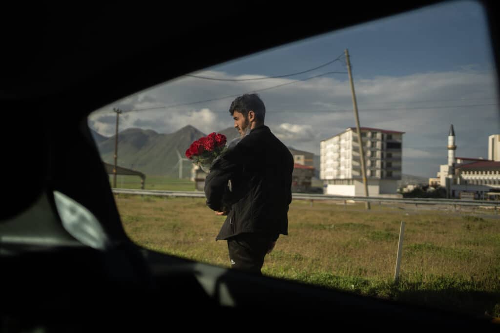 Un vendeur de roses au Kurdisan turc. Le 21 mai 2023, Turquie. © Victorine Alisse