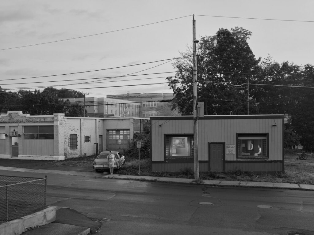 Gregory Crewdson. The Family Doctor, série Eveningside, impression numérique au pigment, 2021-2022. Avec l'aimable autorisation de l'artiste.