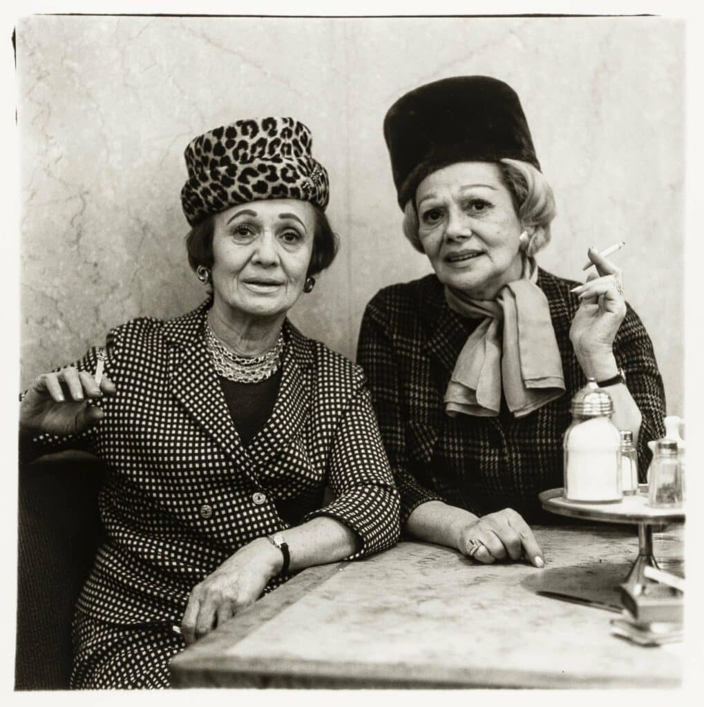 Deux dames à l'automate, N.Y.C. 1966 © The Estate of Diane Arbus. Collection Maja Hoffmann / LUMA Foundation