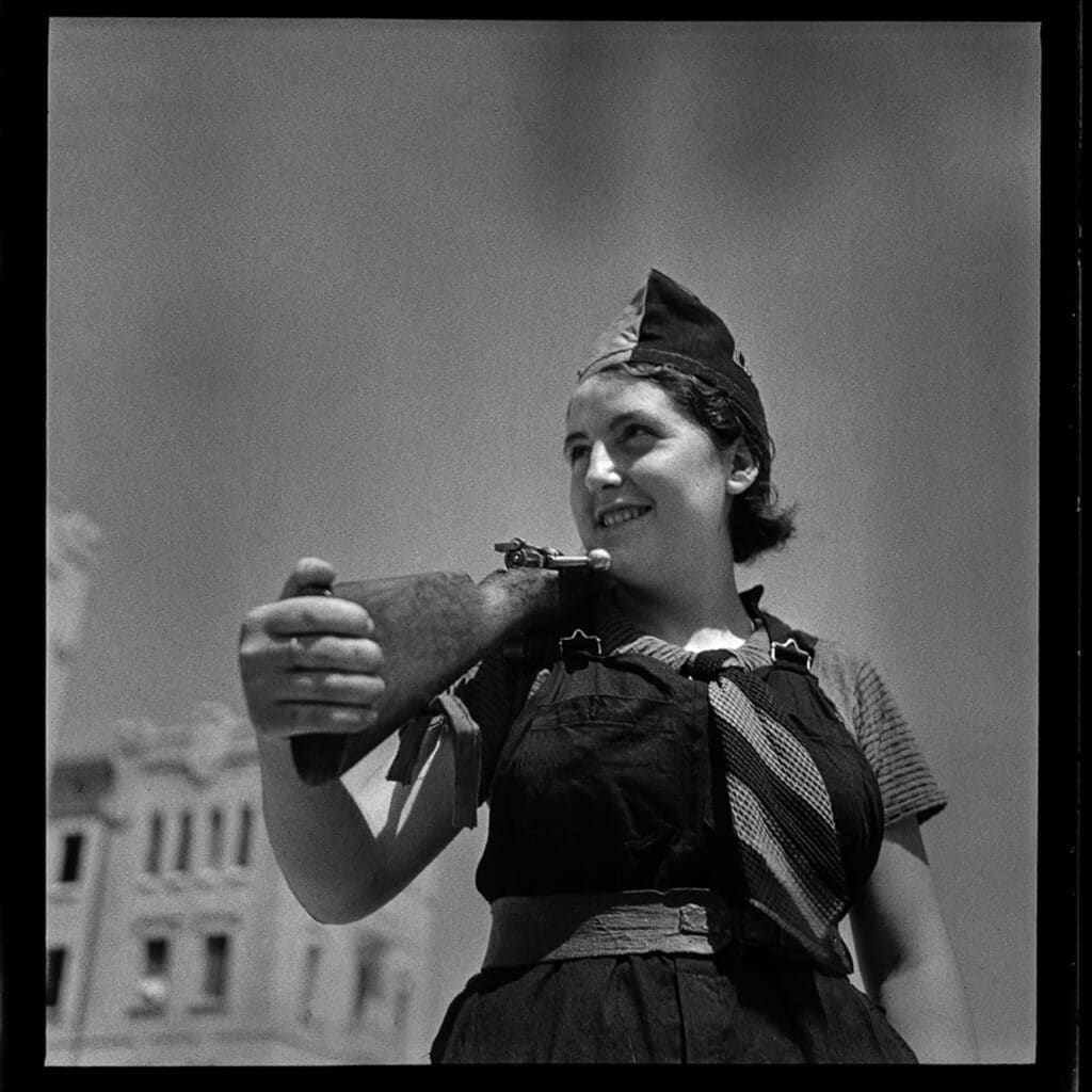 Milicienne anarchiste de la colonne Aguiluchos de la FAI-CNT dans la caserne du Bruc, dite caserne Bakounine, août 1936 © Arxiu Campañà