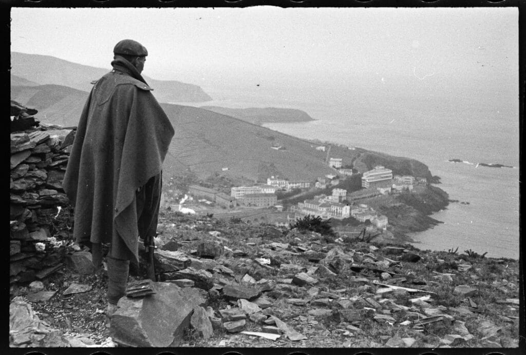 Un soldat franquiste observe le village de Cerbère, en territoire français, depuis le littoral frontalier, mars 1939 © Arxiu Campañà