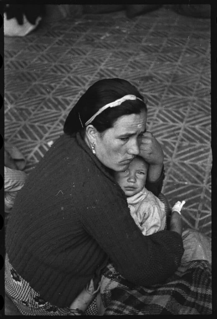 Une mère réfugiée de Malaga avec son bébé à son arrivée au stade de Montjuïc à Barcelone, février 1937 © Arxiu Campañà