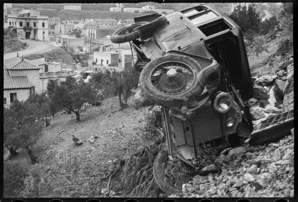 Véhicule abandonné dans un ravin à Portbou après la “retirada” des républicains, mars 1939 © Arxiu Campañà