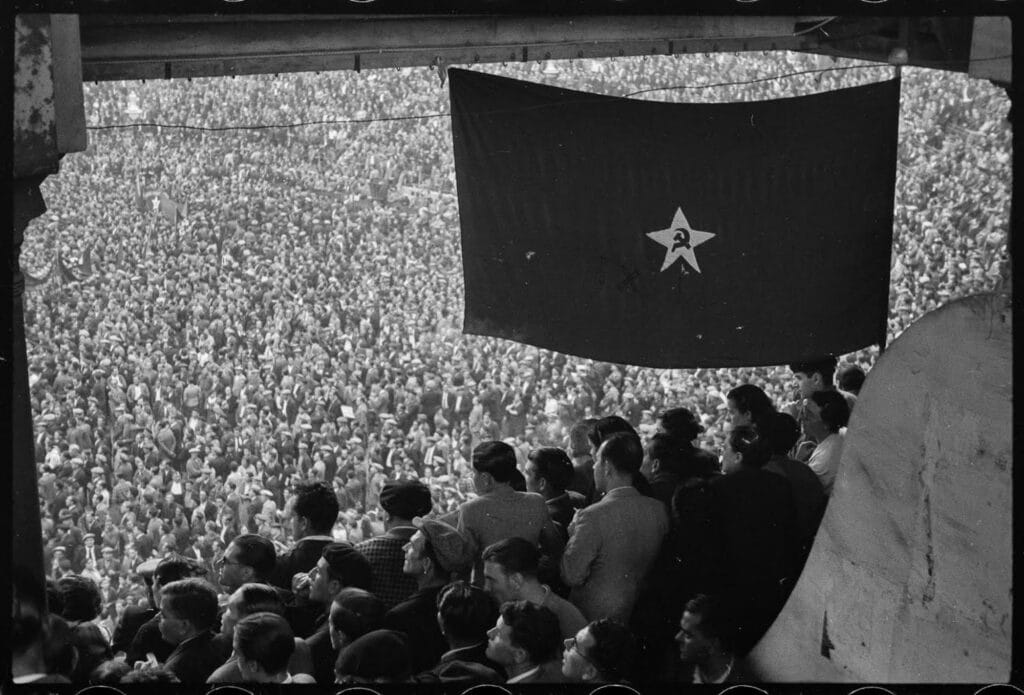 Vue de l'assistance à la réunion unitaire communiste-socialiste-anarchiste dans les arènes La Monumental de Barcelone, 25 octobre 1936 © Arxiu Campañà