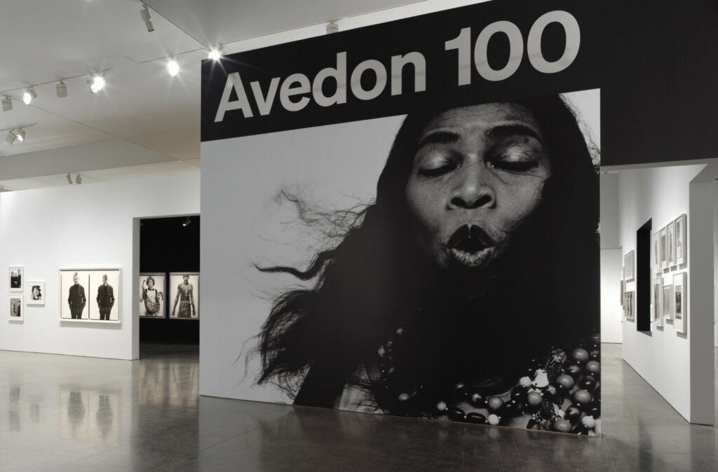 Avedon 100, 2023, vue de l'installation © Fondation Richard Avedon Photo : Rob McKeever Avec l'aimable autorisation de Gagosian