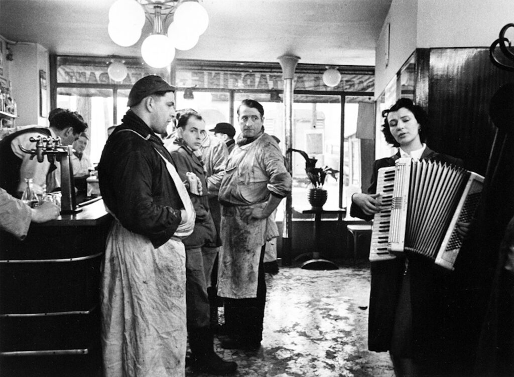 "Bouchers mélomanes, Paris 1953 © Atelier Robert Doisneau / Contact 東京都写真美術館蔵 Collection du musée d'art photographique de Tokyo