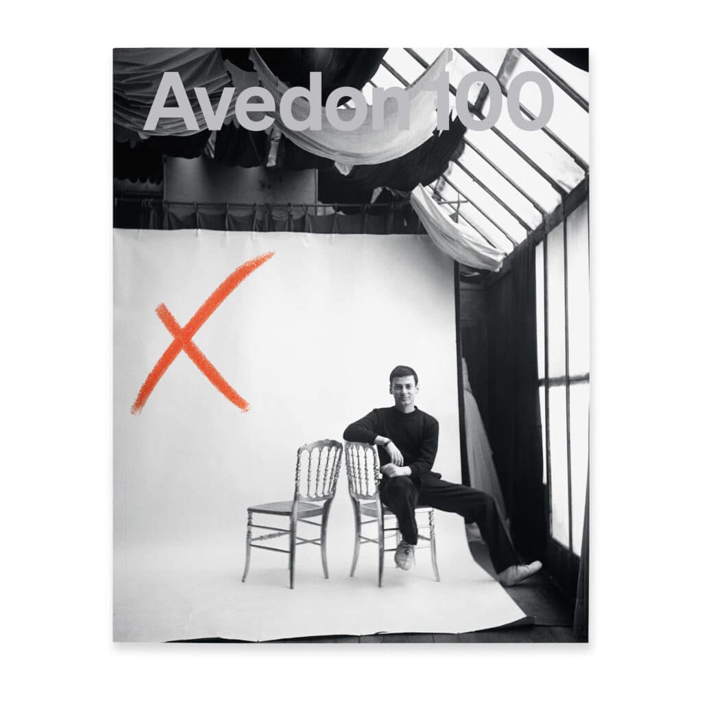 Couverture de "Avedon 100", publié par Gagosian, mai 2023 Fondation Richard Avedon Avec l'aimable autorisation de Gagosian Publié à l'occasion d'" Avedon 100 ", une exposition commémorant le centenaire de la naissance de Richard Avedon, ce livre célèbre l'influence durable de l'artiste sur la photographie et met en évidence son impact profond sur la culture visuelle dans le monde entier. Divisé en dix-sept sections, le livre documente les périodes révolutionnaires de son œuvre variée, y compris sa série très connue "Dans l'Ouest américain" et les images du mouvement pour la justice sociale, ainsi que ses portraits classiques, sa publicité et son travail sur la mode.