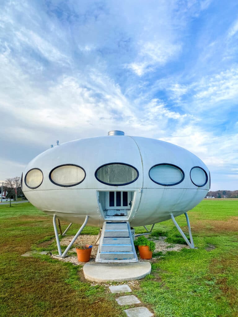 Futuro House, Milton, Delaware © ACCIDENTALLY WES ANDERSON