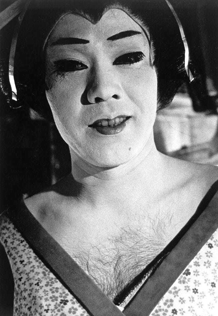 Acteur masculin jouant une femme, Tokyo, 1966. Issu de la série "Japan, a Photo Theater" © Daido Morivama / Daido Moriyama Photo Foundation
