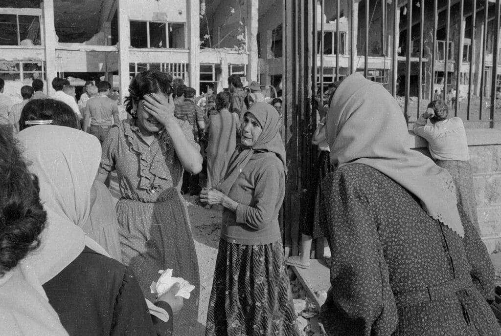 18 Septembre 1982 - Liban - Après le massacre de Sabra et Chatila, les israéliens qui occupent Beyrouth, demandent à tous les hommes, adolescents compris, de se rendre à la Cité Sportive pour vérifier leur nationalité libanaise. Série Chroniques visuelles d'une fin de siècle © Marc SIMON