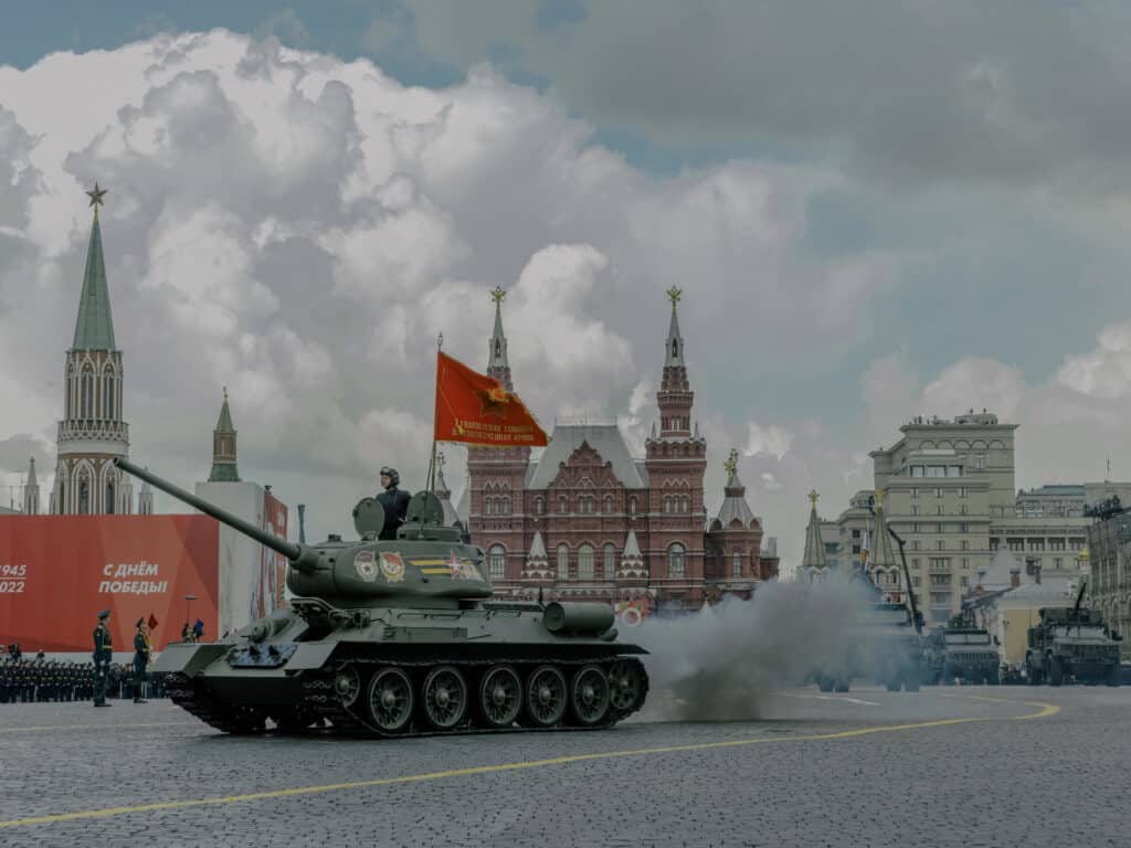 Alors que l’invasion russe de l’Ukraine peine à avancer, Vladimir Poutine fait défiler ses troupes pour célébrer la victoire de l’URSS sur l’Allemagne nazie en 1945. Russie, Moscou, 9 mai 2022. © Nanna Heitmann / Magnum photos Lauréate du Prix Françoise Demulder 2022