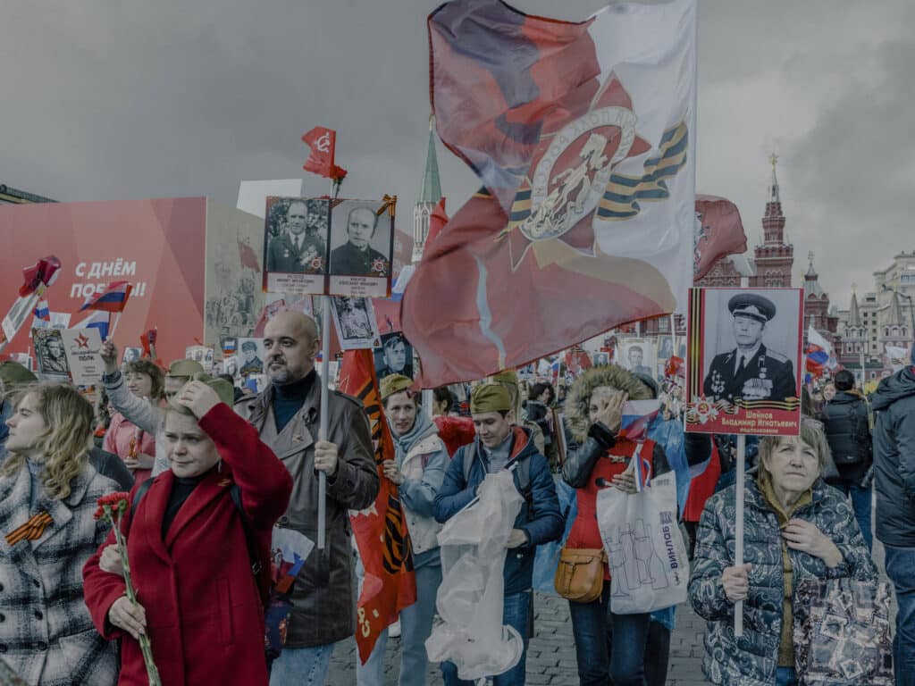 Le 9 mai, la Russie célèbre la victoire de l’URSS sur l’Allemagne nazie en 1945. Russie, Moscou, 9 mai 2022. © Nanna Heitmann / Magnum Photos Lauréate du Prix Françoise Demulder 2022 May 9 is the date when Russia celebrates the victory of the USSR over Nazi Germany in 1945. Russia, Moscow, May 9, 2022. © Nanna Heitmann / Magnum Photos Winner of the 2022 Françoise Demulder Photography Grant Photo libre de droit uniquement dans le cadre de la promotion de la 35e édition du Festival International du Photojournalisme "Visa pour l'Image - Perpignan" 2023 au format 1/4 de page maximum. Résolution maximale pour publication multimédia : 72 dpi Mention du copyright obligatoire. Cette image ne pourra plus être utilisée en libre de droit après le 31 décembre 2023. The photos provided here are copyright but may be used royalty-free for press presentation and promotion of the 35th International Festival of Photojournalism Visa pour l'Image - Perpignan 2023. Maximum size printed: quarter page Maximum resolution for online publication: 72 dpi Copyright and photo credits (listed with captions) must be printed. This photo can no longer be used royalty-free after December 31, 2023.